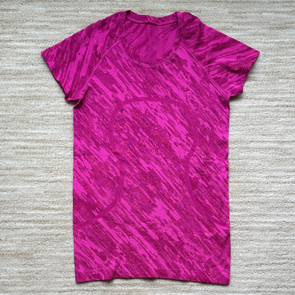 Lululemon Swiftly Tech Short Sleeve Shirt 2.0 Mesh Camo Pow Pink / Rasp Size 8